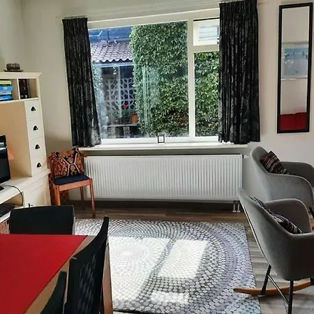 Near Schoorl Dunes, Cleaning Included بيت للعطل